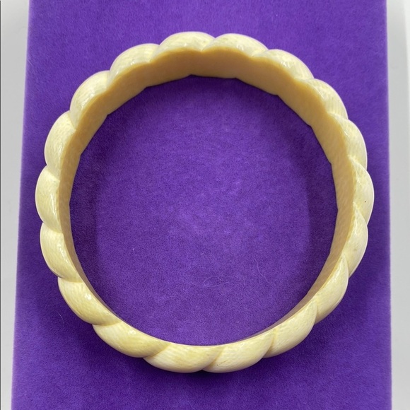 💛 Antique Cream Bone Bangle Bracelet - Picture 2 of 5